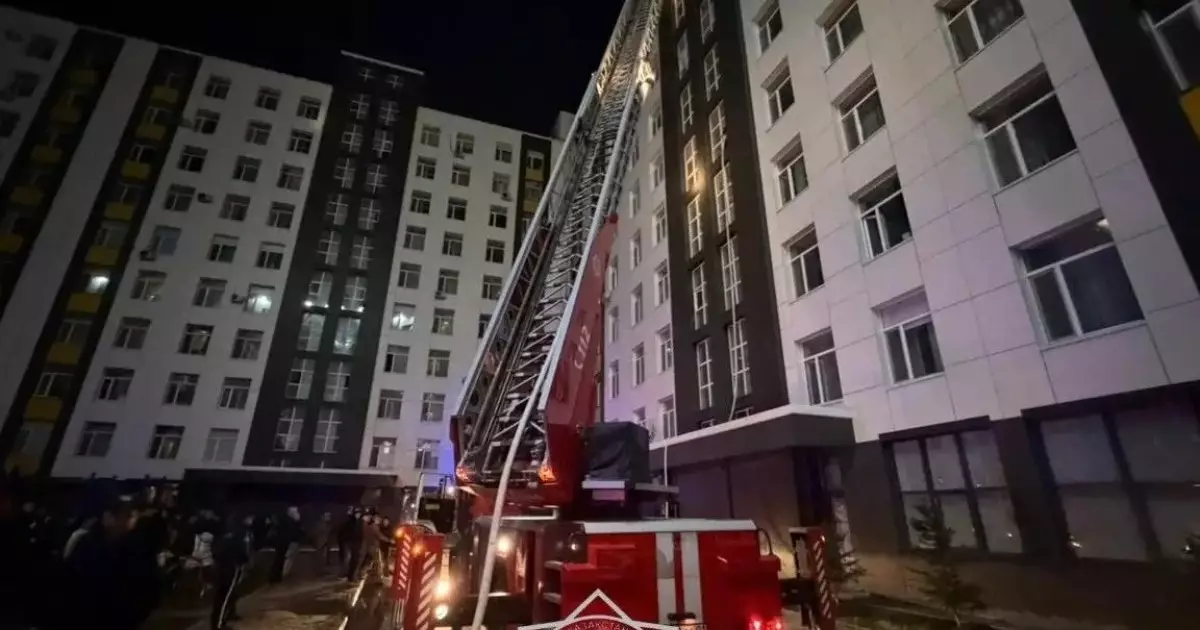  Астанада көпқатты үйден өрт шығып тұрғындар қауіпсіз жерге шығарылды 