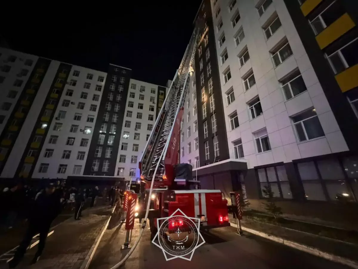 Пугающий пожар в многоэтажке Астаны ликвидирован