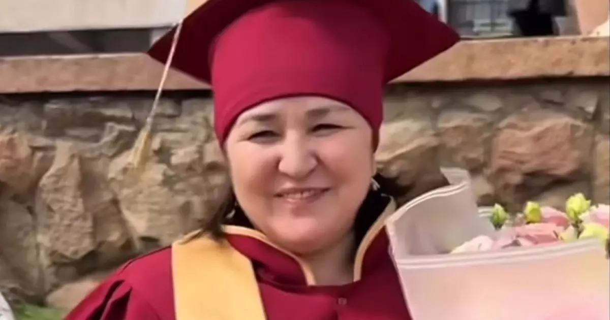  `32 жылдан соң диплом алды`: Анасының диплом табыстау рәсіміне келген қыз жұртты сүйсіндірді (ВИДЕО) 