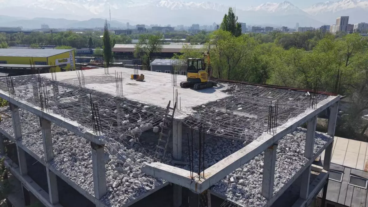 Алматыда заңсыз салынған 5 қабатты ғимарат сүріліп жатыр