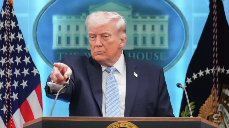 Трамп Ормуз бұғазы төңірегіндегі жағдайға қатысты мәлімдеме жасады