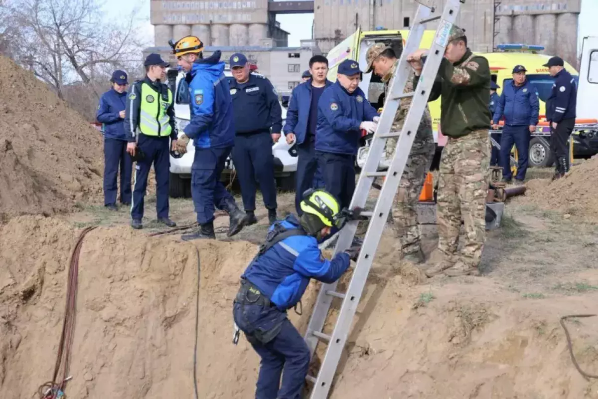 В Казахстане пять человек оказались в ловушке под землей из-за обрушения грунта.