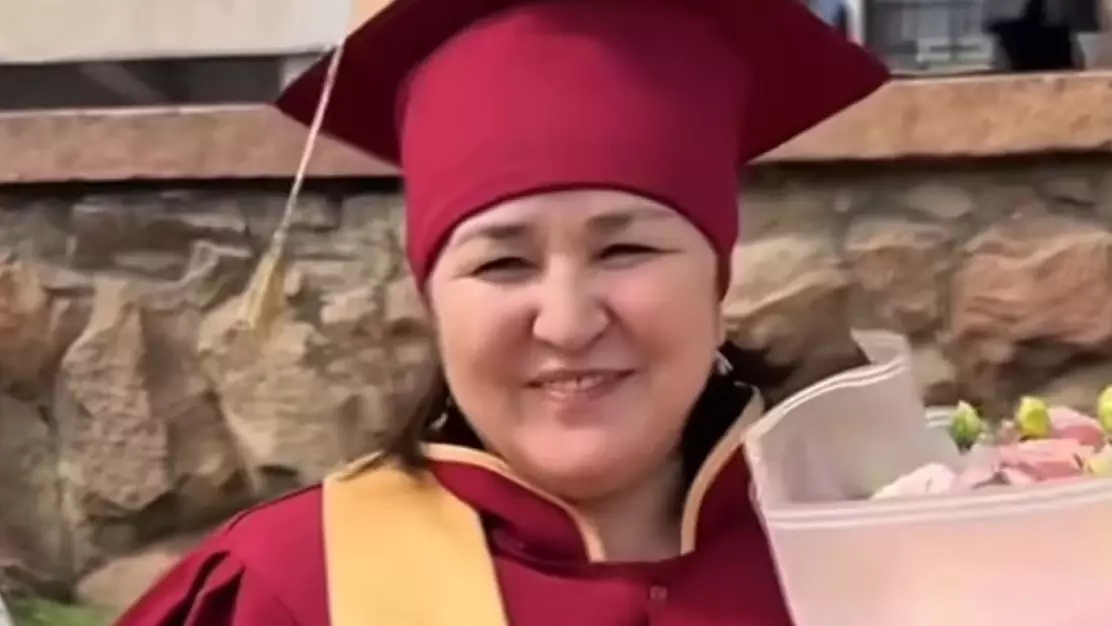 "32 жылдан соң диплом алды": Анасының диплом табыстау рәсіміне келген қыз жұртты сүйсіндірді