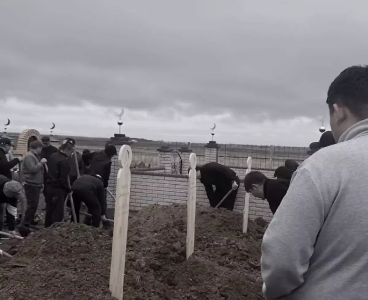 Отец похоронил троих детей, погибших при пожаре в Астане