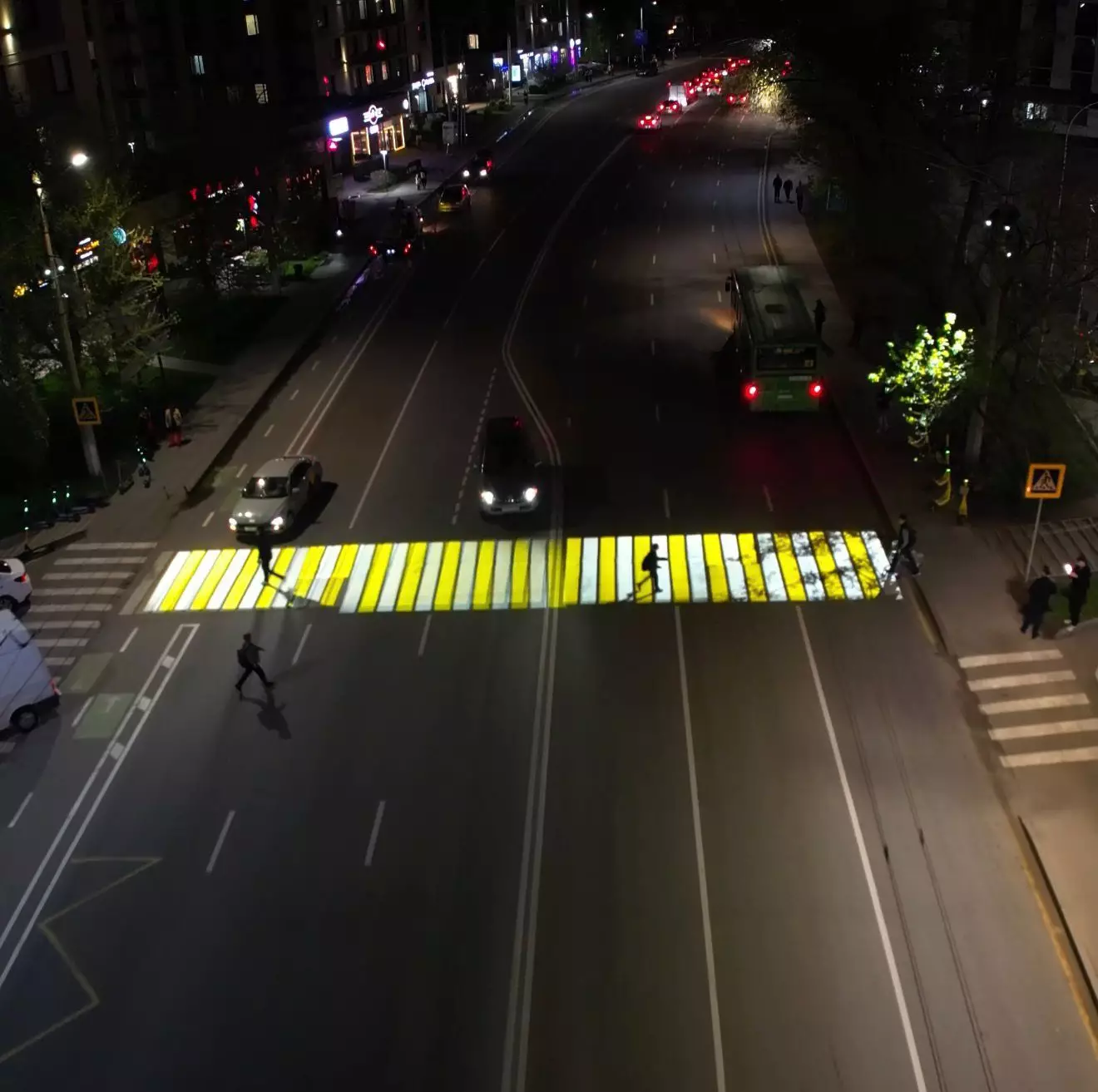 Алматыда Сәтбаев көшесінде жүргіншілерге арналған проекциялық жарықтандыру орнатылды