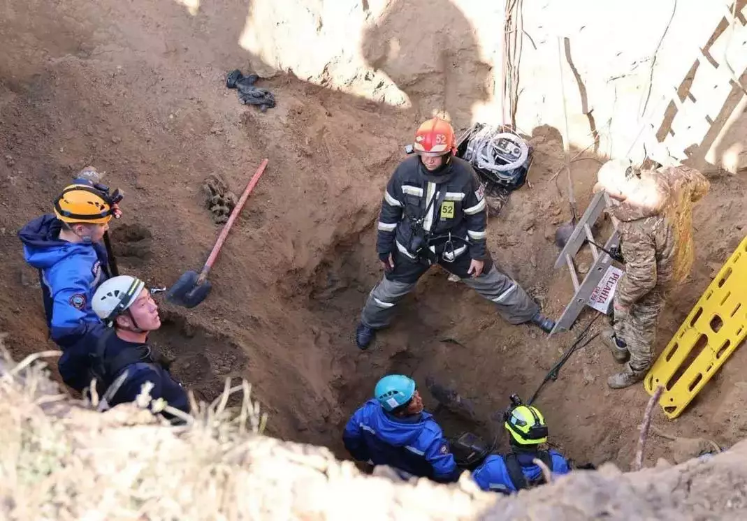 Павлодардағы қайғылы оқиға: екі жұмысшы тірідей көміліп қалды
