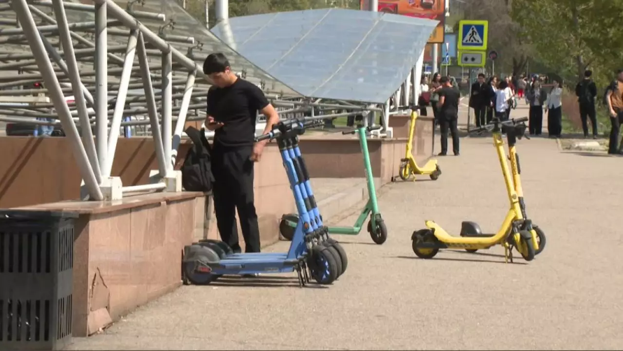 Алматылық полицейлер самокатқа мінді