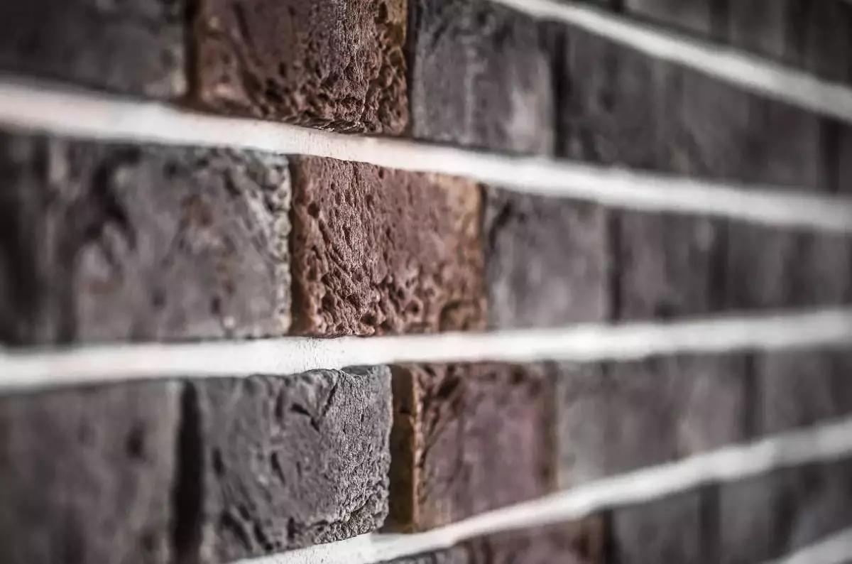 Қарағанды ​​облысында үш жасар баланың үстіне ғимараттың қаптамасы құлады