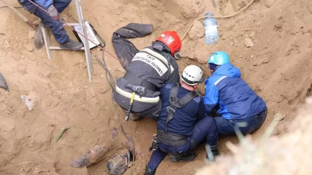 Павлодарда топырақ опырылып, екі адам мерт болды