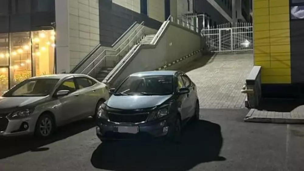 Трагедия ничему не научила - машина вновь закрыла проезд во двор ЖК “Коркем-3“