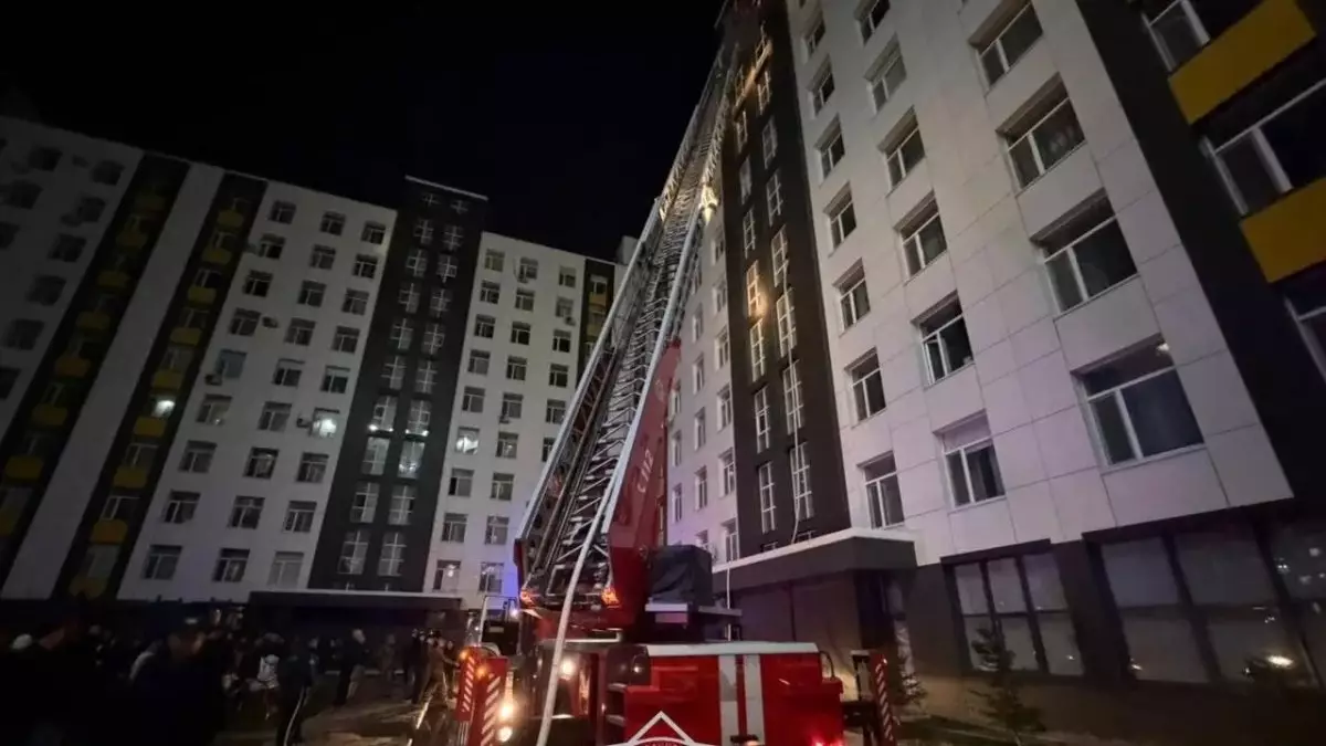 Астанада өрт шыққан үйден екі бала құтқарылды