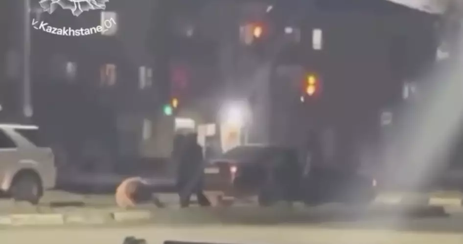Сәтбаевта көшенің қақ ортасында ер адамды жабылып соққыға жыққан