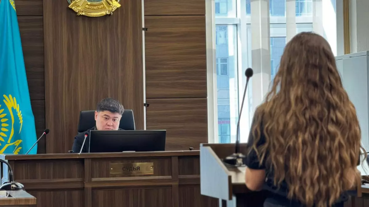 Блогер Жанабыловтың әйелі сотта жауап беріп жатыр