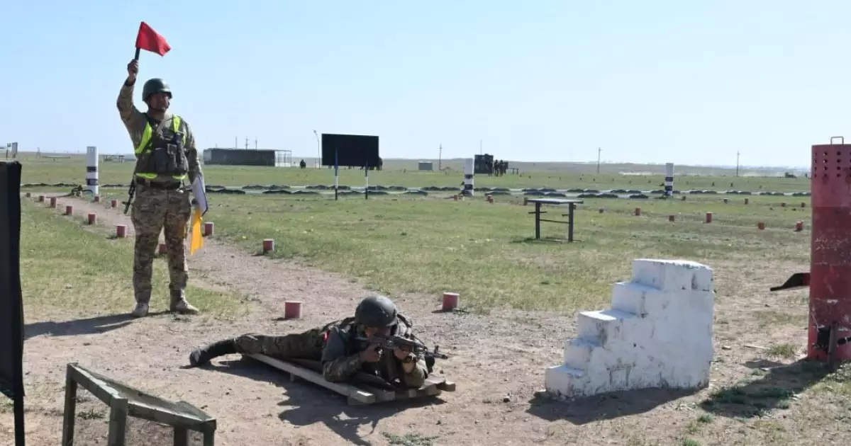   Әскери қызметшілер жауынгерлік әзірлік бойынша емтихан тапсырып жатыр   