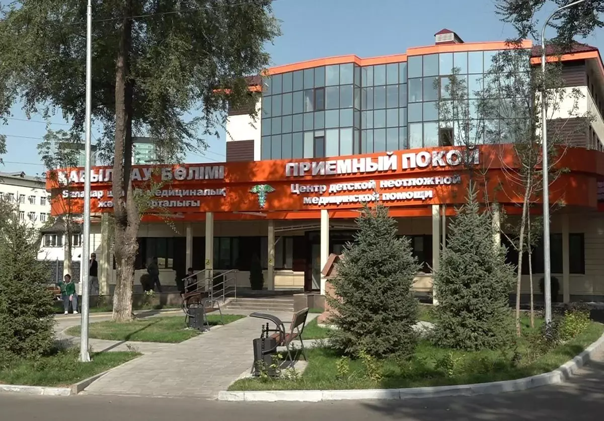 Дәрігерлер баланы аман алып қалды: екі жастағы сәби қайшыға құлап, басына өткір зат кіріп кеткен