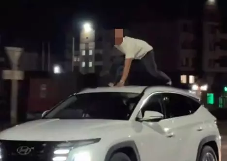 Ақтөбеде жүріп бара жатқан көліктің үстіне шығып видео түсіргендер жазаланды