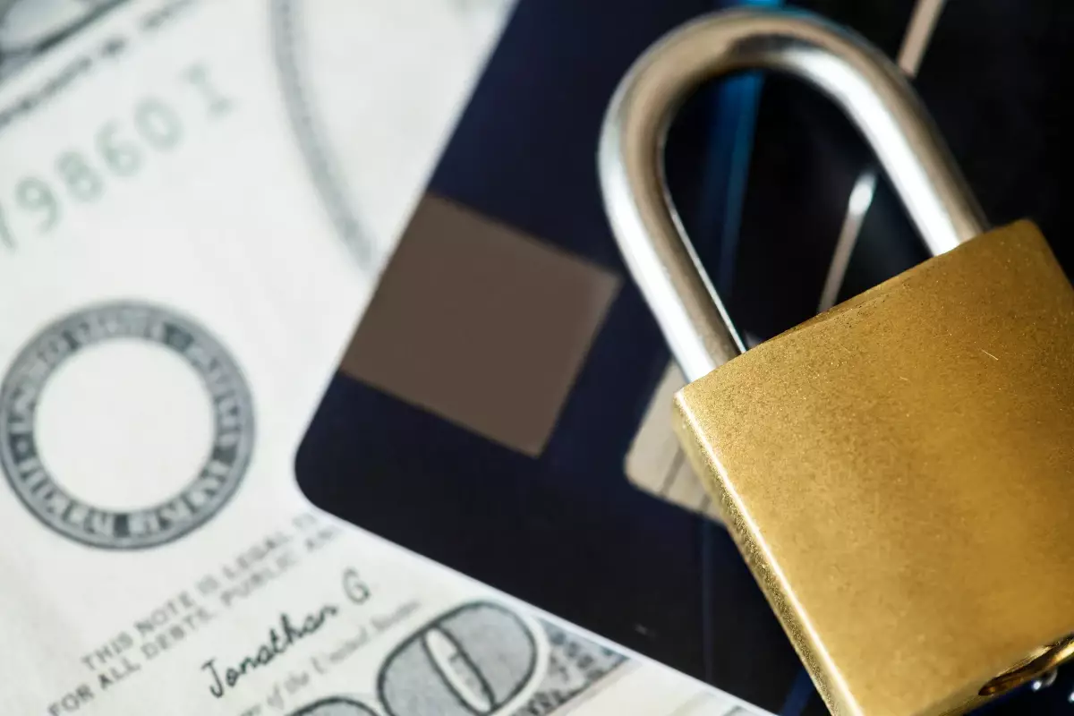 Қазақстандықтардың шоты жаппай бұғатталды: Қаржы министрлігі қателігін мойындап, кешірім сұрады