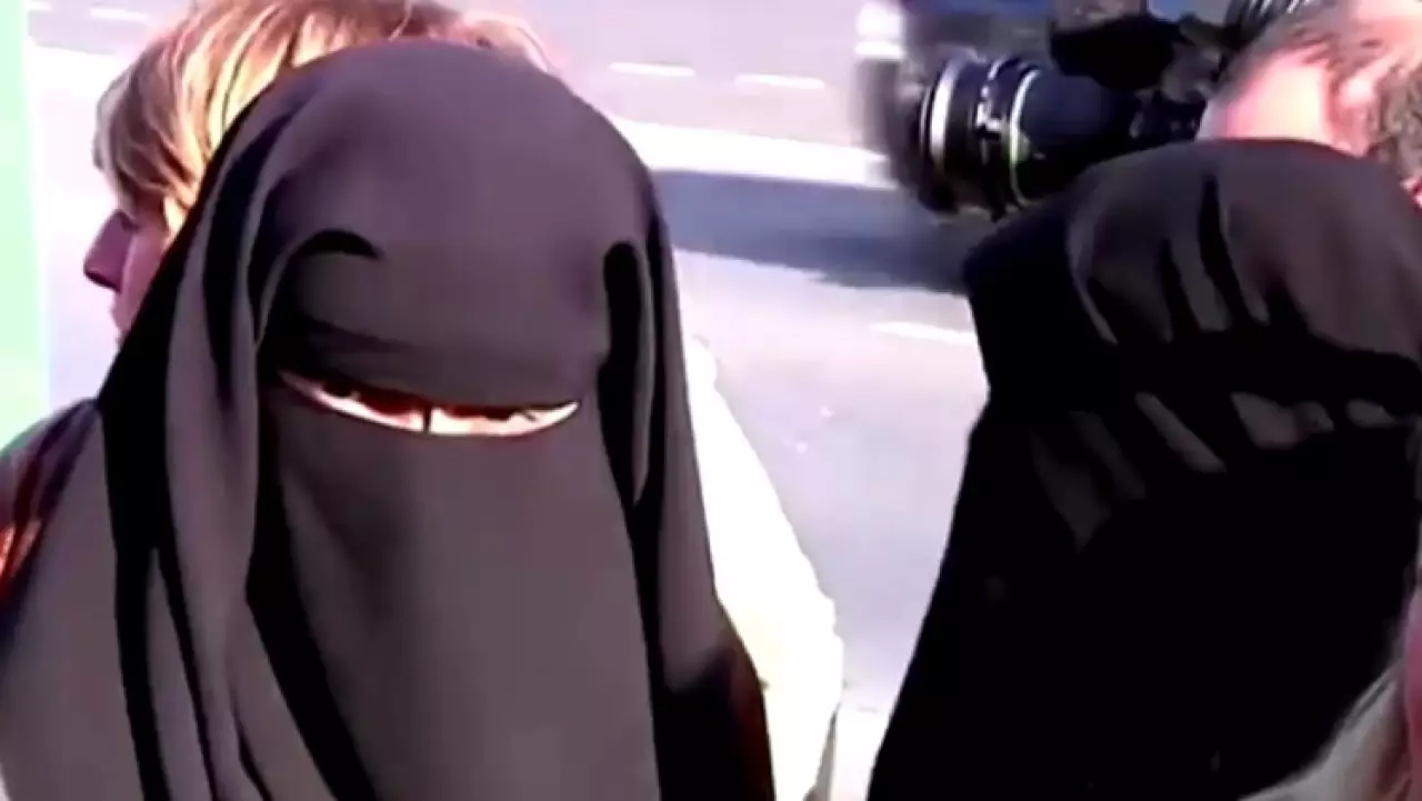 В Казахстане действует штраф за ношение одежды, скрывающей лицо