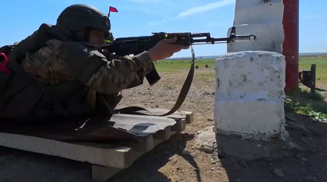 Әскерилер жауынгерлік сынақтан өтіп жатыр