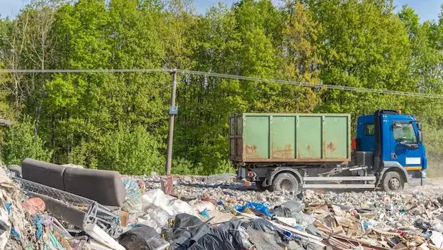 Водителей наказали за выгрузку стройматериалов в Астане