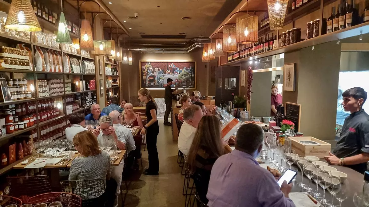 В США набирают популярность рестораны, где запрещены телефоны.