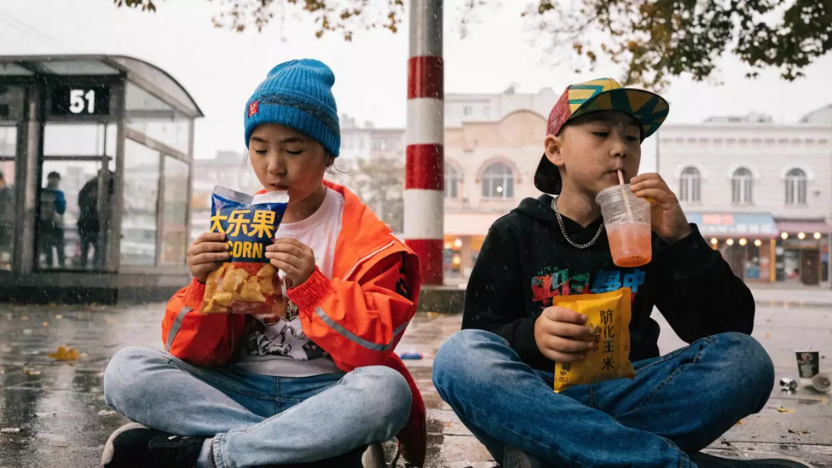 Рыб накормили китайскими снеками - 40% погибли: казахстанский эксперт выявила риски для здоровья