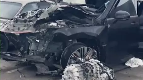 Разбитый Zeekr после аварии на Аль-Фараби остаётся на штрафстоянке — полиция