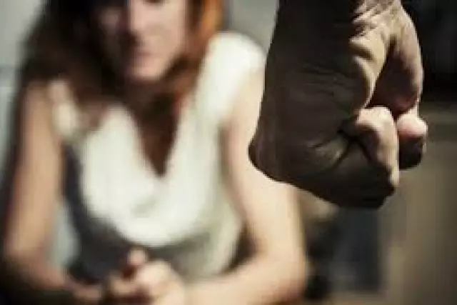 Ақтауда ер адам қыздың интимдік фотоларын таратып, оны соққыға жыққан