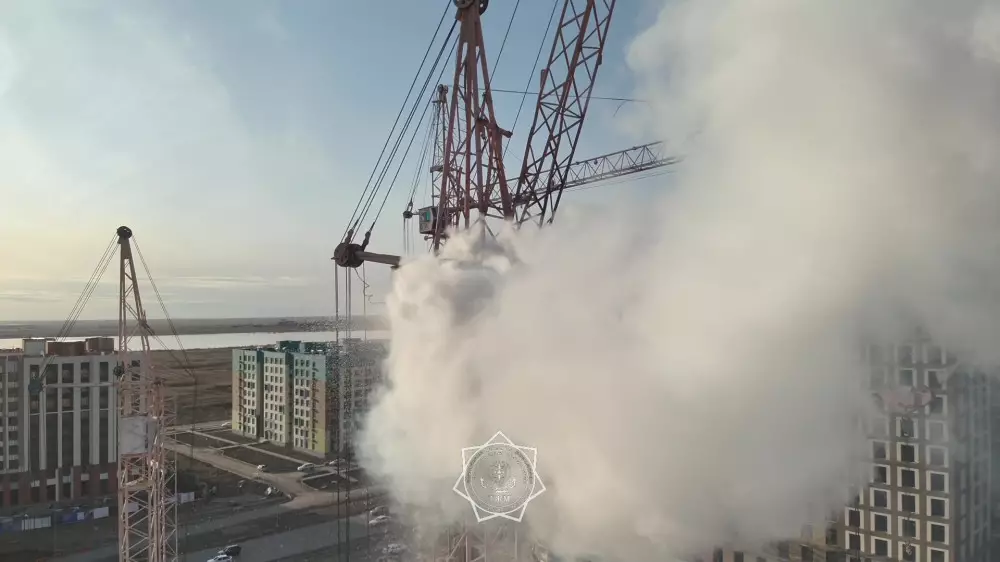 Строительный кран загорелся в Астане - тушение попало на видео