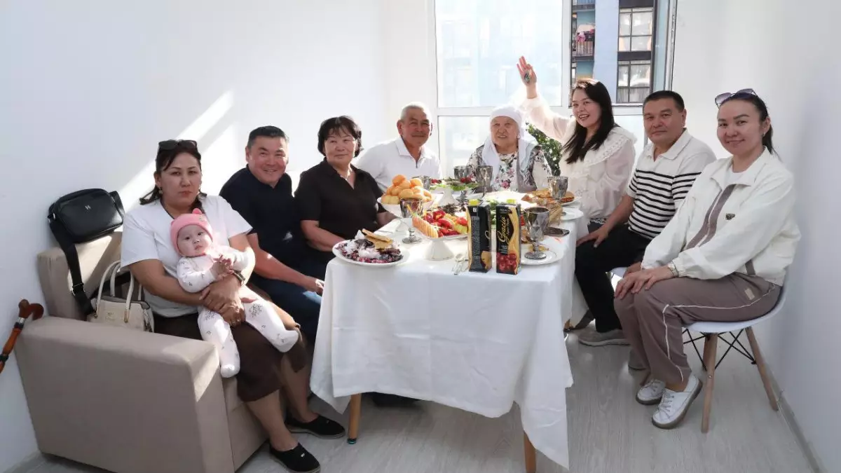 В Алматы молодые ученые заселились в квартиры, врученные Президентом