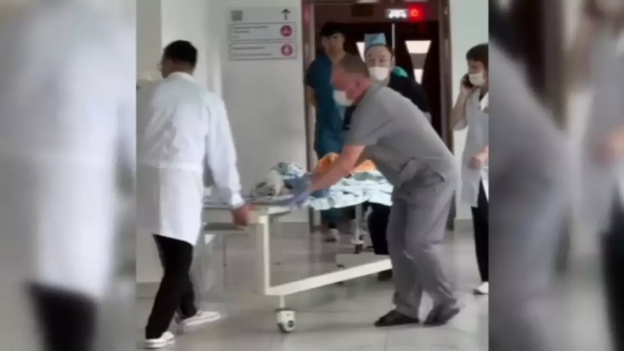 Ребенок оказался в реанимации после падения облицовки на голову