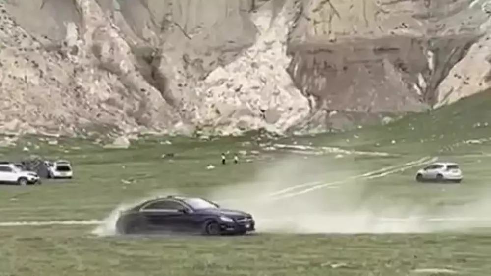 Дрифтующие “крузак“ и “гелик“ у Айракты разозлили казахстанцев