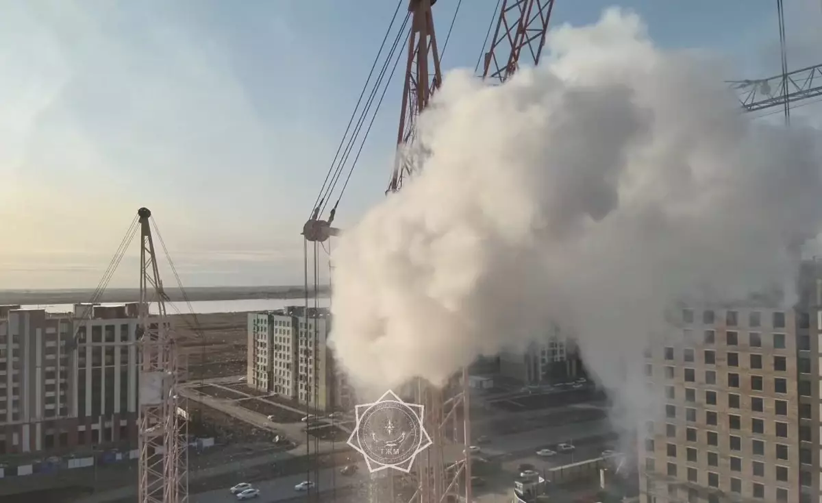 Астанада құрылыс алаңындағы кран кабинасынан өрт шықты (видео)