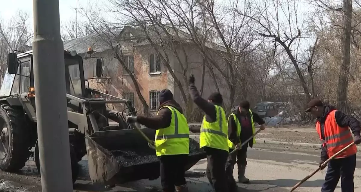 Көшелер ойылып, шұрқ тесікке айналды: ШҚО-да қыстан кейін жолдардың жағдайы күрт нашарлап кеткен