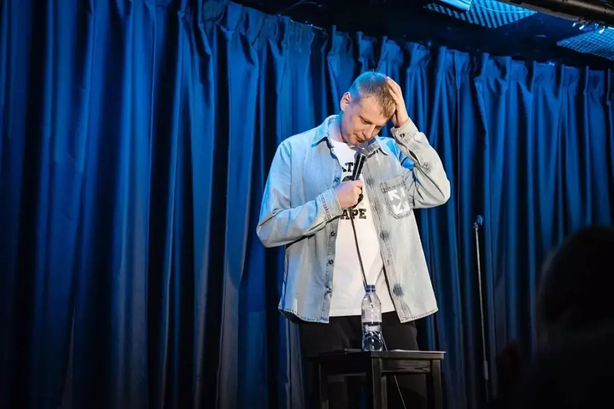 Лишенный гражданства России комик рассказал о проблемах с концертами в европейской стране