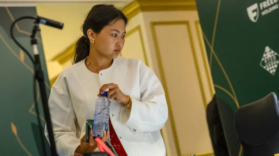 Бибисара Асаубаева обыграла конкурентку и лидирует на Турнире претенденток за тур до конца