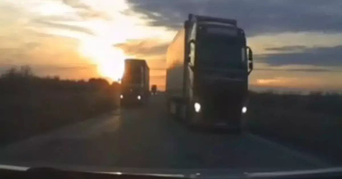  Ақтөбеде ер адам жүк көліктерінің ортасынан өтіп, аман қалды 