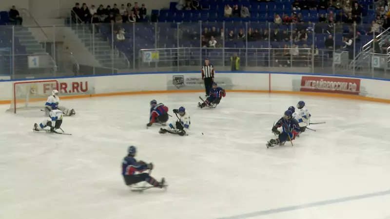 Сборная Казахстана сыграла благотворительный следж-хоккейный матч в Оренбуржье.
