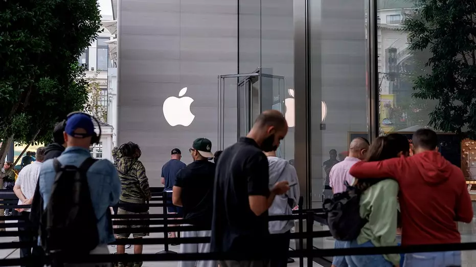 Apple закрывает три магазина, включая свой первый с профсоюзом, что вызвало обвинения в борьбе с профсоюзами.