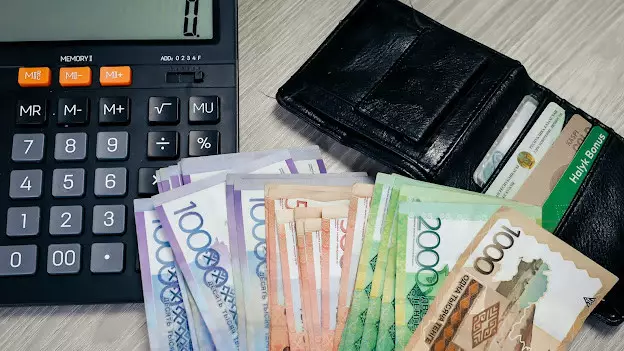 Почему казахстанцы активнее несут деньги в банки