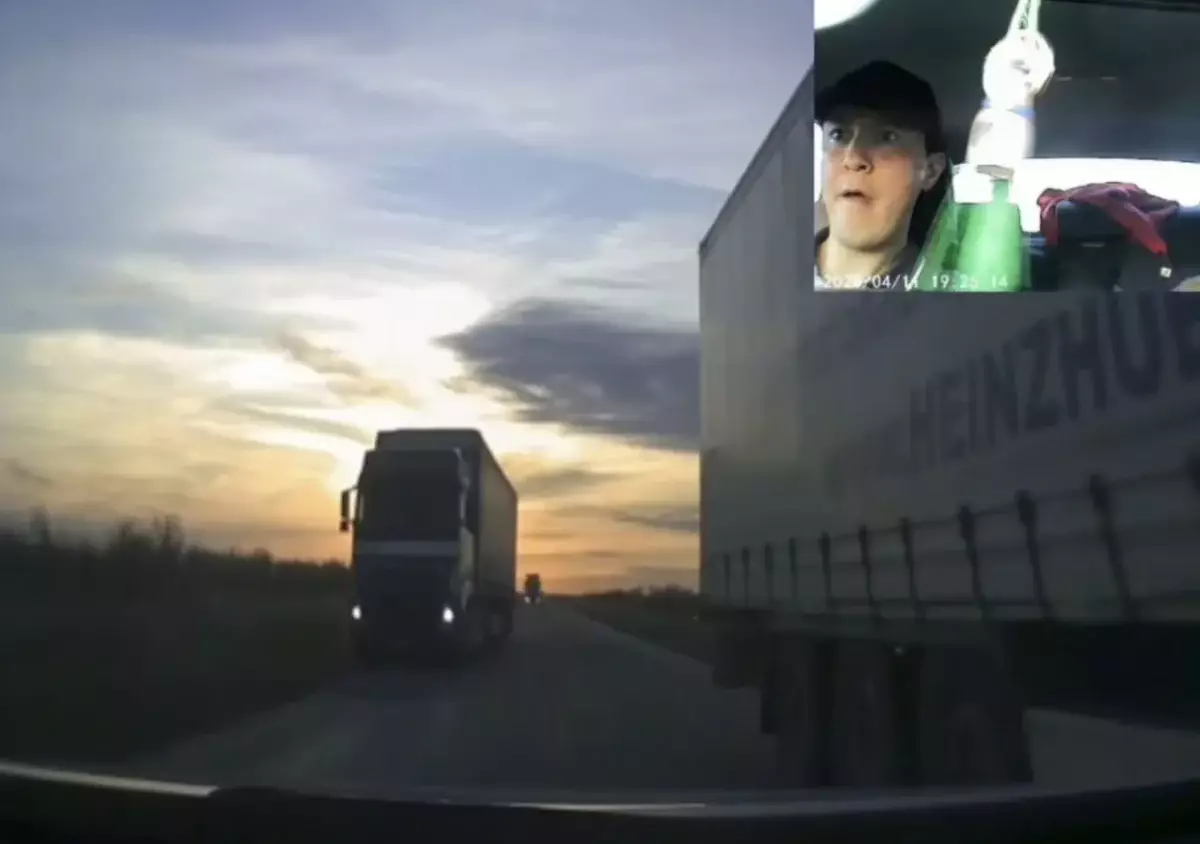 В Казахстане водитель чудом выжил, «просочившись» между летевших навстречу фур. Видео