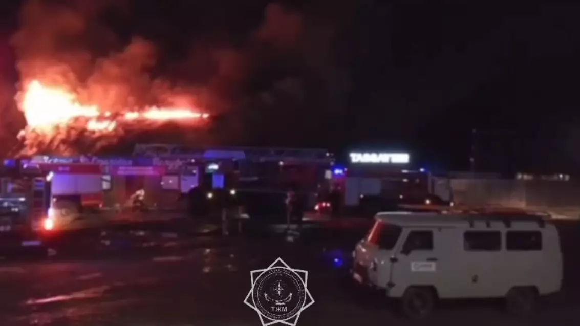 Крупный пожар охватил банный комплекс в Семее