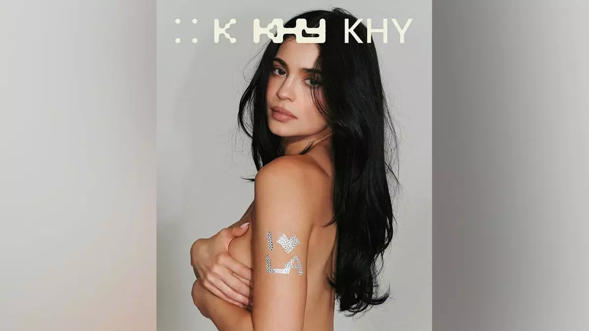 Кайли Дженнер позирует топлес в Instagram для запуска новой коллекции одежды.