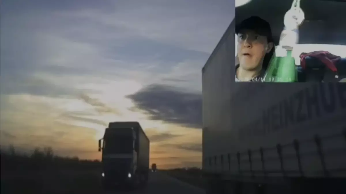 Трассадағы триллер: Жүргізуші асқан ептілігінің арқасында екі фураның арасынан ааман өтті