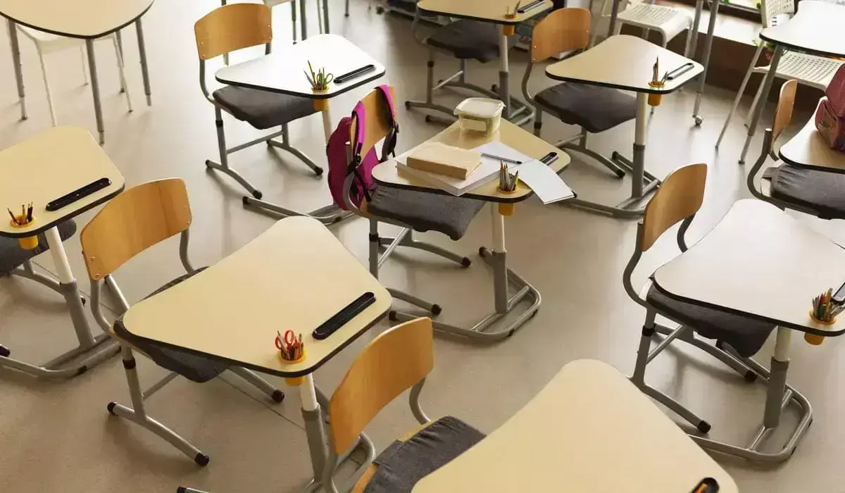 Мектептегі мәдениетсіздік: сабақ үстінде карта ойған оқушылардың кесірінен директор қызметінен кетті