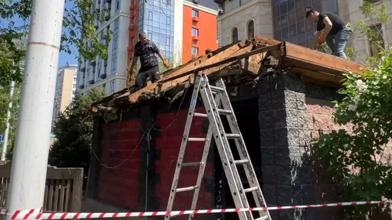 Алматыда бульдозерлер Сейфуллин даңғылына кірді: тағы бір ғимарат құлатылды