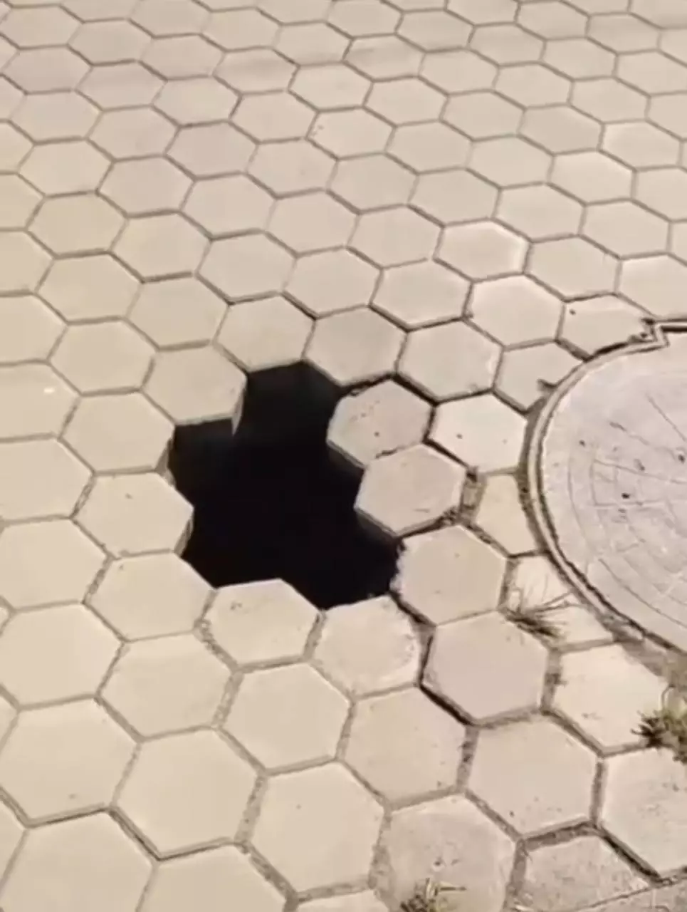 Тротуар ма, тұзақ па: Степногорскте адамдар жүретін жерде жер опырылды