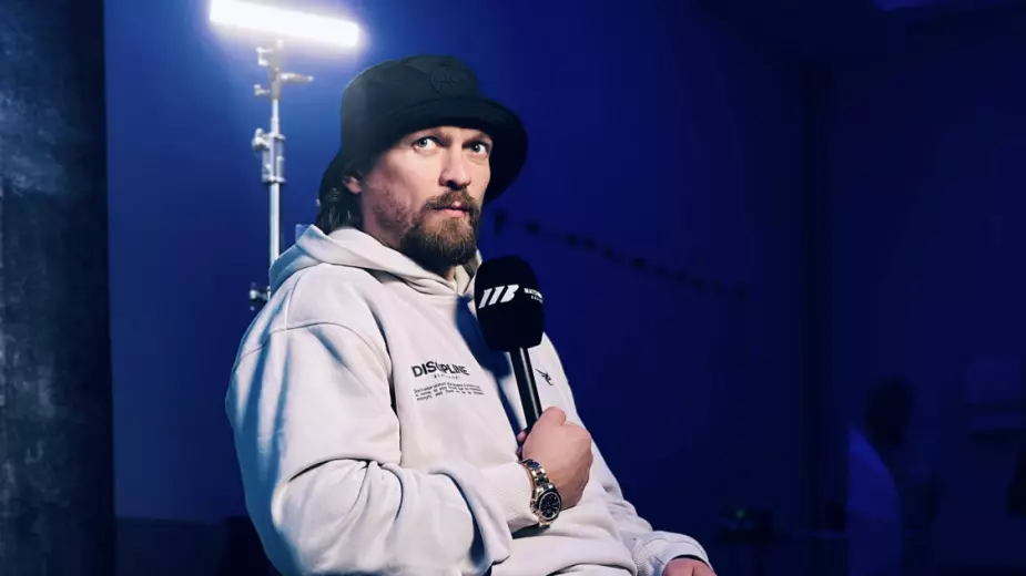 Усик провел дуэль взглядов с легендарным кикбоксером. Когда и где они подерутся?