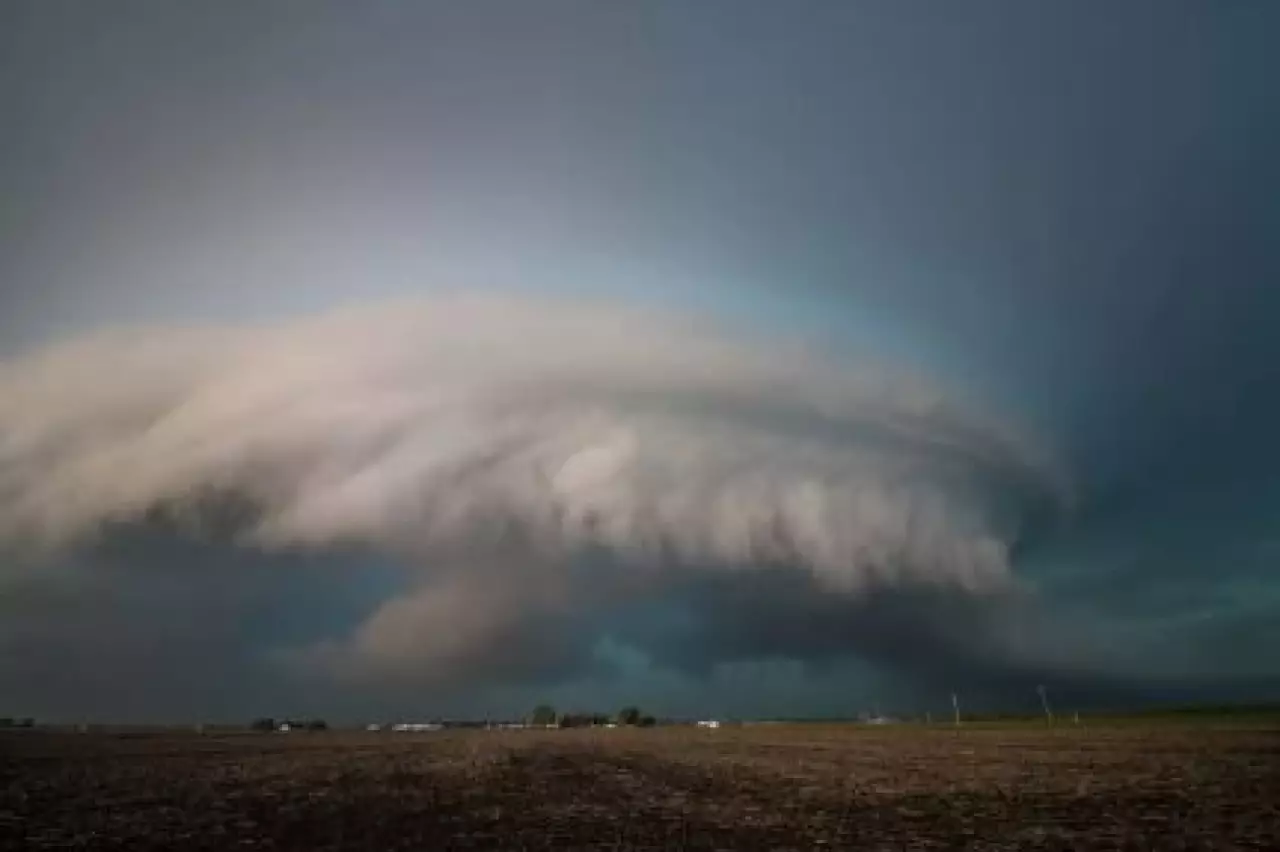 Гроза, сильный ветер и осадки ожидаются в Казахстане