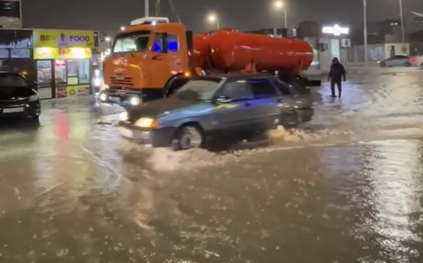 Атырауда толассыз жауған жаңбыр салдарынан көшелерді су басты (видео)